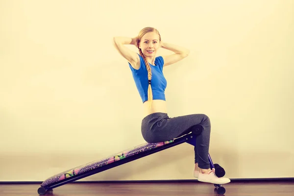 Adolescente Joven Entrenando Banco Para Sentarse Casa Estar Forma Saludable — Foto de Stock