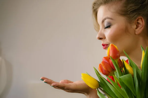 Kvinne Som Holder Bukett Tulipanblomster Gaver Kvinnenes Dag Marsj – stockfoto