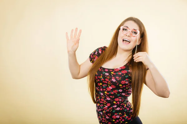 Mujer Feliz Sosteniendo Gafas Falsas Palo Divirtiéndose Foto Carnaval Divertido — Foto de Stock