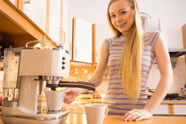 Mulher Cozinha Fazendo Café Bebida Quente Máquina Barista Casa — Fotografia de Stock