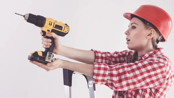 Junge Resolute Frau Mit Bohrmaschine Bei Der Renovierung Ihres Hauses — Stockfoto