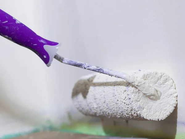 Duvara Paten Fırçasıyla Boya Yapıştıran Kişi Yenileme Konsepti — Stok fotoğraf