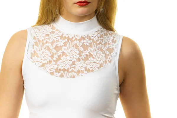 Blondynka Białej Bluzce Splecionym Dekoltem Moda Koncepcja Stylu Ubrania — Zdjęcie stockowe