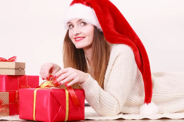 クリスマス冬幸福概念 多くのサンタのヘルパーの帽子をかぶっている女性プレゼント赤ゴールデン ギフト ボックス — ストック写真