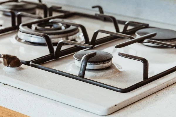 厨房家具的概念 燃气灶炉上白色金属 — 图库照片