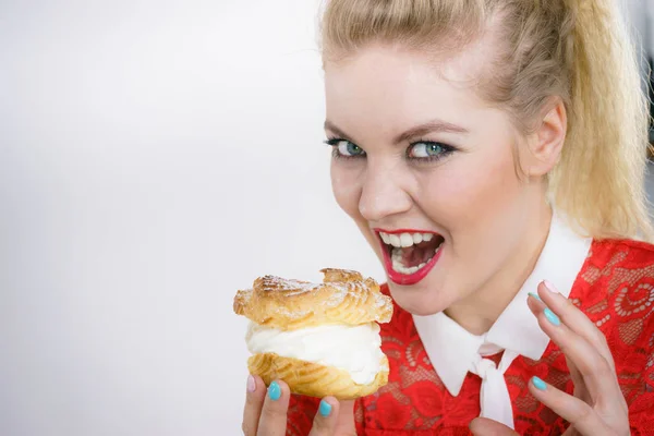 Kvinna Som Håller Söt Cupcake Dessert Med Grädde Hon Vill — Stockfoto