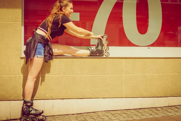 Mujer Adolescente Niña Montando Patines Ruedas Durante Verano Que Muestra —  Fotos de Stock