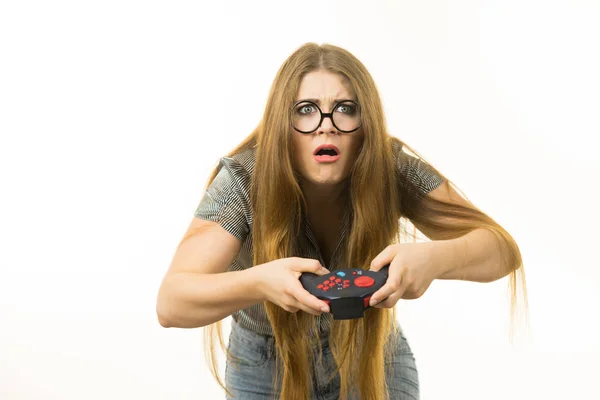 Jovem Mulher Adulta Jogando Console Vídeo Segurando Pad Sendo Muito — Fotografia de Stock