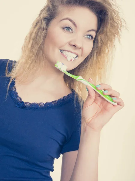 Žena Čištění Čištění Zubů Pozitivní Dívka Kartáček Ústní Hygiena Tónovaný — Stock fotografie