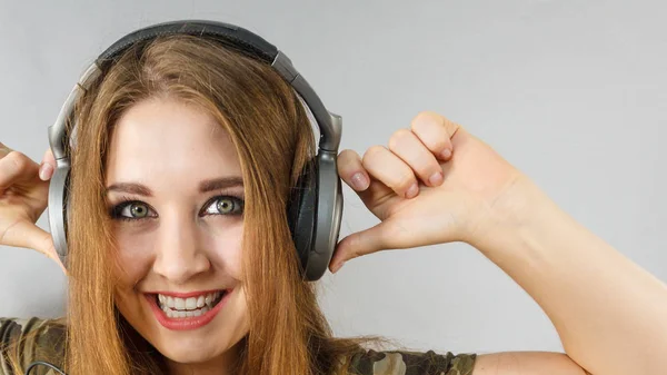 Mulher Adolescente Alegre Ouvindo Música Através Grandes Fones Ouvido Divertindo — Fotografia de Stock