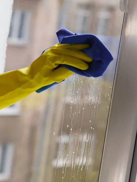 Γυναικείο Χέρι Κίτρινο Γάντια Καθαρισμού Τζάμι Παράθυρο Κουρέλι Και Απορρυπαντικό — Φωτογραφία Αρχείου