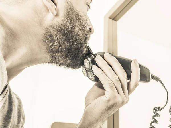 Hombre Barbudo Mirándose Mismo Espejo Recortado Afeitándose Barba Usando Una — Foto de Stock