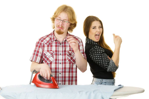 Mujer Siendo Feliz Mientras Hombre Aburrido Está Haciendo Tareas Domésticas — Foto de Stock