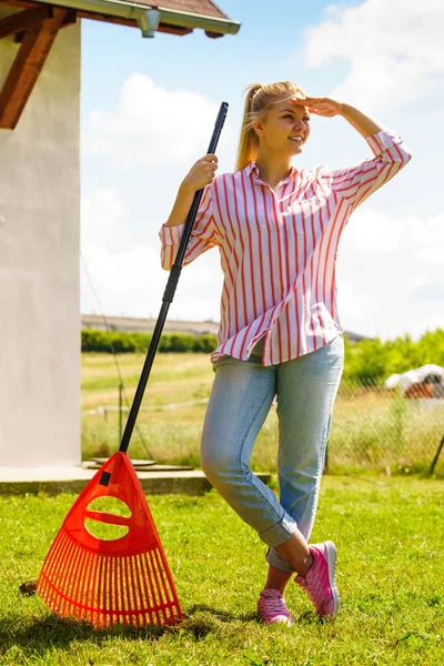 Gardening Female Person Young Woman Raking Green Lawn Grass Rake — Stock Photo, Image