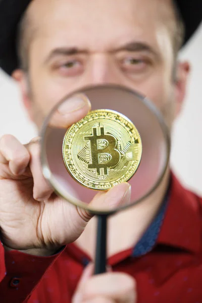 Mann Schaut Durch Lupe Auf Kryptowährung Bitcoin Der Versuch Das — Stockfoto