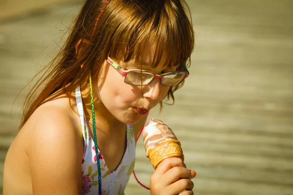 Alegría Veraniega Recreación Verano Fuera Del Concepto Niña Gafas Comiendo — Foto de Stock