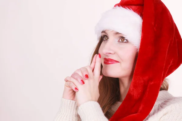 Kersttijd Jonge Dame Kerstman Muts Warme Wollen Trui Dragen Concept — Stockfoto