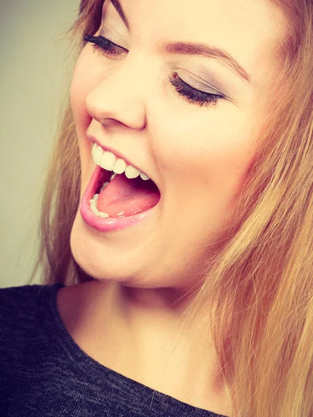 Conceito Expressões Emocionais Close Cara Mulher Loira Fazendo Louco Expressão — Fotografia de Stock