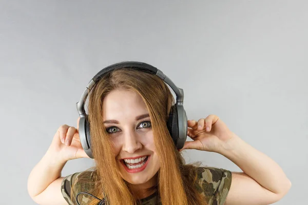 Vrolijke Teenage Vrouw Luisteren Naar Muziek Grote Hoofdtelefoons Met Plezier — Stockfoto