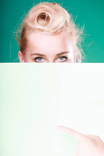 Vrouw Stond Achter Wit Bord Oog Niveau Halve Gezicht Alleen — Stockfoto