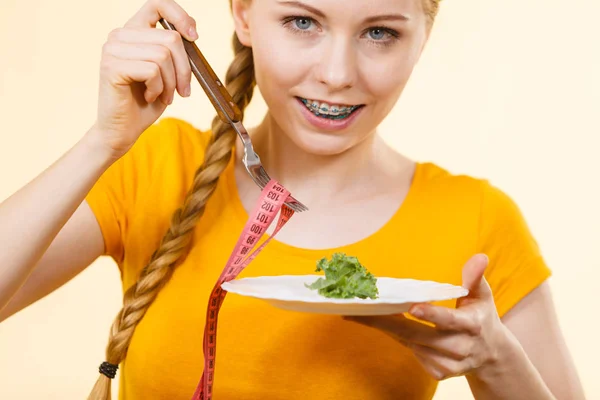 Jovem Feliz Sorrindo Mulher Prestes Comer Alface Segurando Prato Garfo — Fotografia de Stock