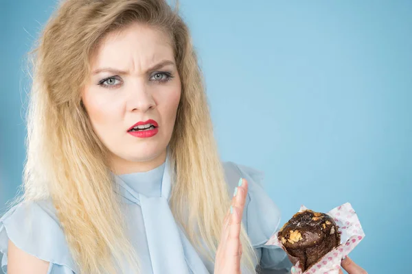 Donna Scettica Possesso Muffin Cupcake Con Sapore Cioccolato Fondente Dopo — Foto Stock