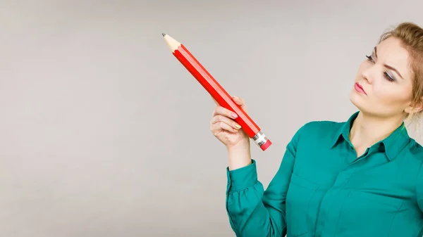 混乱した思考は解決を追求する 情熱的な思慮深い学生の女の子やビジネス女性の教師のアイデアを思い付く 大きな赤い鉛筆を保持します スタジオショットオングレー — ストック写真