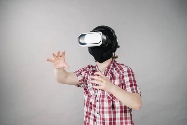 Homem Jogando Jogo Vídeo Usando Dispositivo Realidade Virtual Equipamento Jogos — Fotografia de Stock
