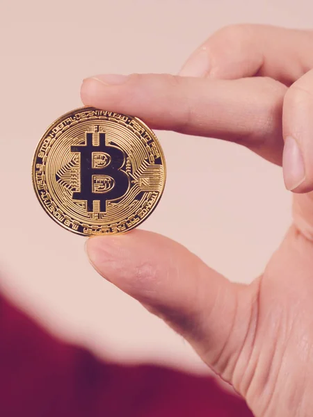 Mano Del Hombre Sosteniendo Signo Moneda Oro Bitcoin Símbolo Digital — Foto de Stock