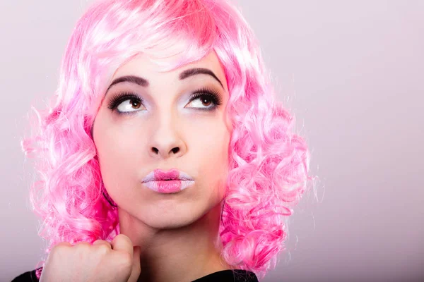 Retrato Mujer Con Peluca Rosa Maquillaje Rostro Creativo Sobre Fondo —  Fotos de Stock