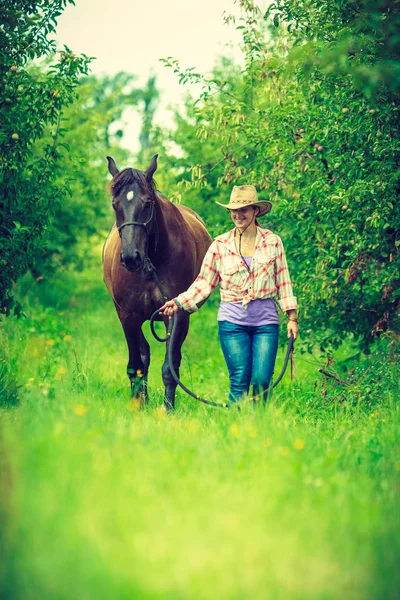 Dierlijke Menselijke Liefde Paardenconcept Westerse Vrouw Wandelen Groene Weide Bos — Stockfoto