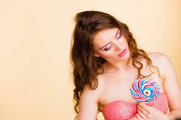 Kobieta Atrakcyjna Wesoła Dziewczyna Kolorowy Makijaż Trzymając Duże Lizaki Cukierki — Zdjęcie stockowe