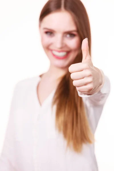 シンボル ジェスチャーやサインの概念 ジェスチャを親指を示す幸せな肯定的なブルネットの女性 — ストック写真