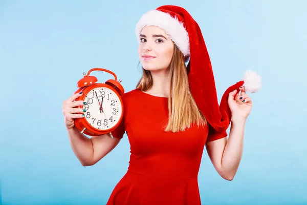 クリスマス 季節衣類 クリスマスの時間の概念 お祝い待って大きな赤い時計を保持しているサンタ クロース ヘルパー衣装を着て幸せな女 — ストック写真