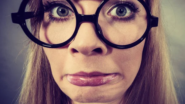 Fechar Cara Mulher Estranha Com Grandes Óculos Nerd Geek Tendo — Fotografia de Stock