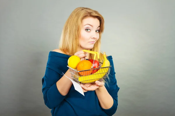 Het Kopen Van Gezond Voedsel Vegetarisch Glutenvrij Veganistische Producten Ongelukkige — Stockfoto