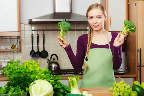 Žena Kuchyni Mnoha Zelenými Listy Zeleniny Čerstvé Produkty Pultu Mladá — Stock fotografie