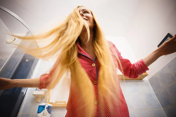 Mujer Usando Pijamas Baño Divirtiéndose Mientras Cepilla Pelo Largo Rubio —  Fotos de Stock