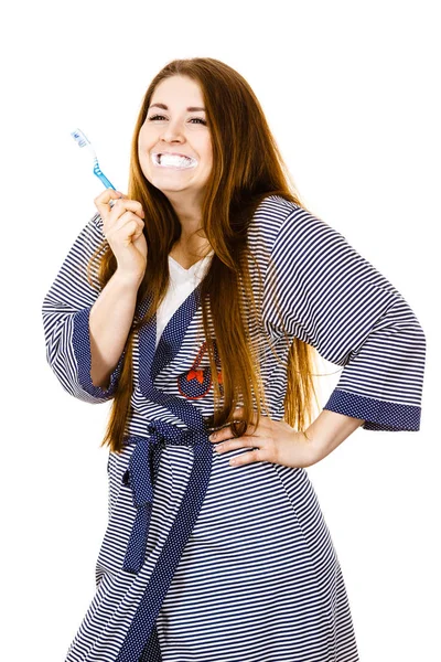ガウン ブラッシング歯のクリーニングを着ている女性 歯ブラシで面白い女の子 口腔衛生 白で隔離 — ストック写真