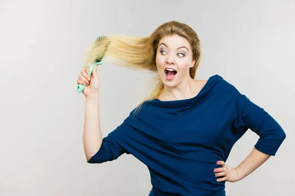 Mujer Feliz Peinándose Pelo Con Cepillo Joven Hembra Sonriente Con —  Fotos de Stock