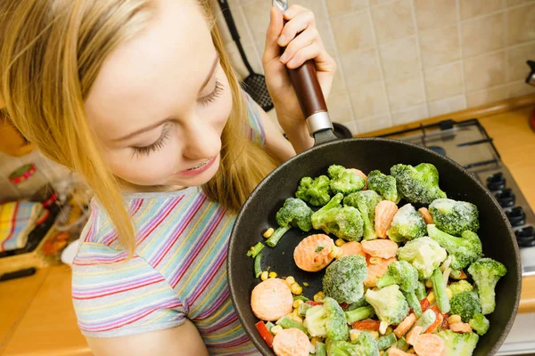 Žena Kuchyni Vaření Míchat Mražené Zeleniny Pánvi Ochutnávka Dívka Smažení — Stock fotografie