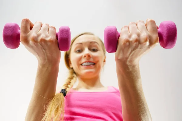 Tonårskvinna Som Tränar Hemma Med Lätta Hantlar Träning Hemma Att — Stockfoto