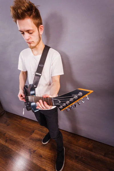 Jeune Homme Barbu Avec Guitare Électrique Personne Adulte Tient Instrument — Photo