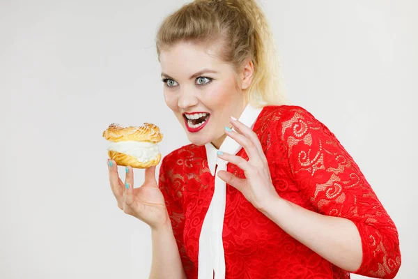 Comida Dulce Concepto Felicidad Divertida Mujer Rubia Alegre Sosteniendo Delicioso —  Fotos de Stock