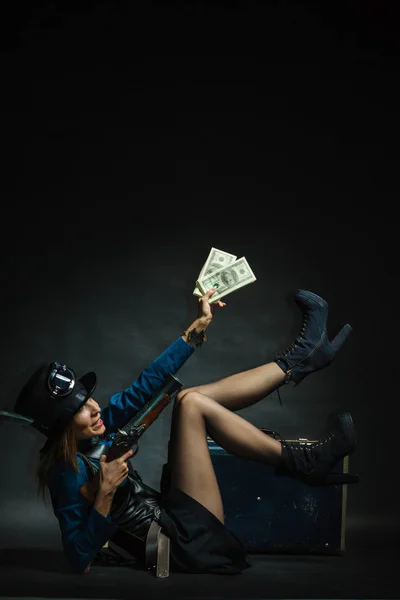 流行的亚文化兵器概念 带着现金的饭桶女孩穿着维多利亚风格的年轻貌美的女士躺在地板上 手里拿着钞票 公文包和保险杠 — 图库照片