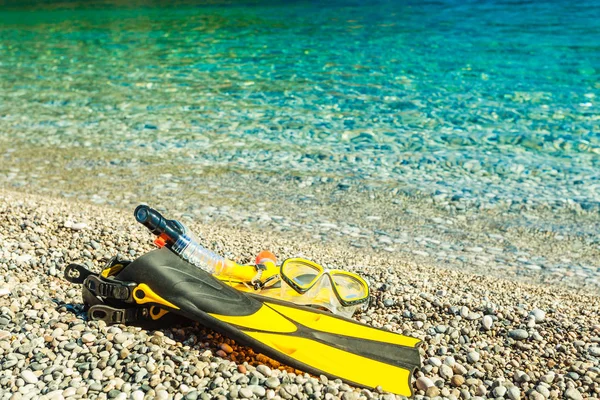 Équipement Plongée Palmes Tuba Masque Tube Couché Sur Plage Pierre — Photo