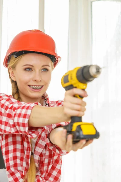 Frau Mit Helm Und Bohrmaschine Mädchen Beim Umbau Von Wohnungen — Stockfoto