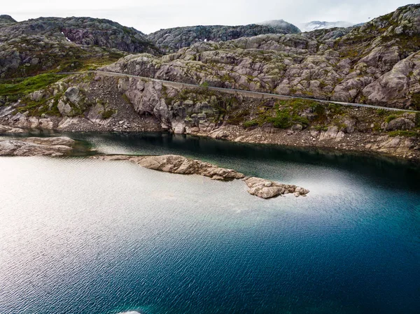 挪威景观 石岩中的道路和湖泊 挪威国家旅游景区路线 Ryfylke — 图库照片