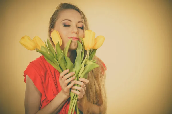 Krásná Mladá Žena Dlouhé Blond Vlasy Drží Vonící Žluté Tulipány — Stock fotografie