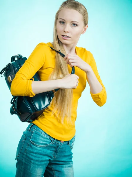 Menina Adolescente Loira Indo Para Escola Faculdade Vestindo Mochila Elegante — Fotografia de Stock